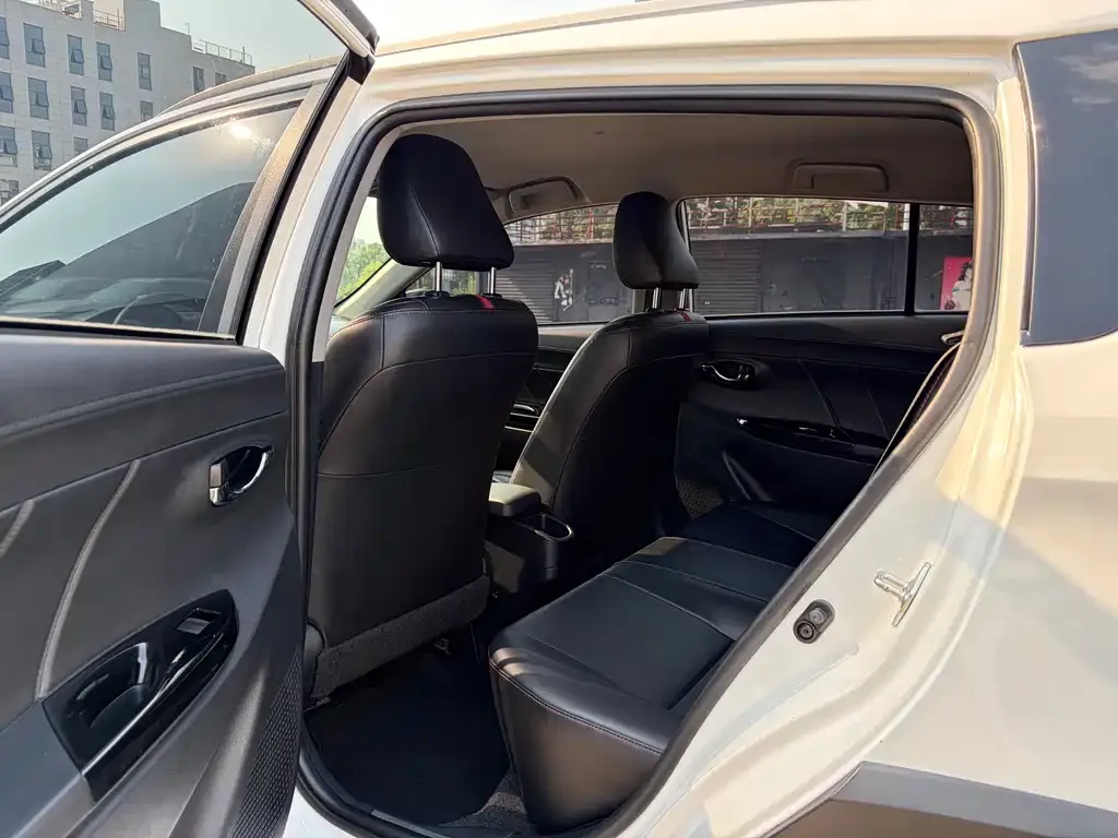 Toyota Yaris L — фото 2