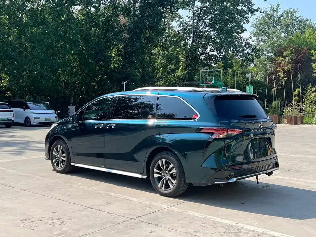 Toyota Granvia — фото 6