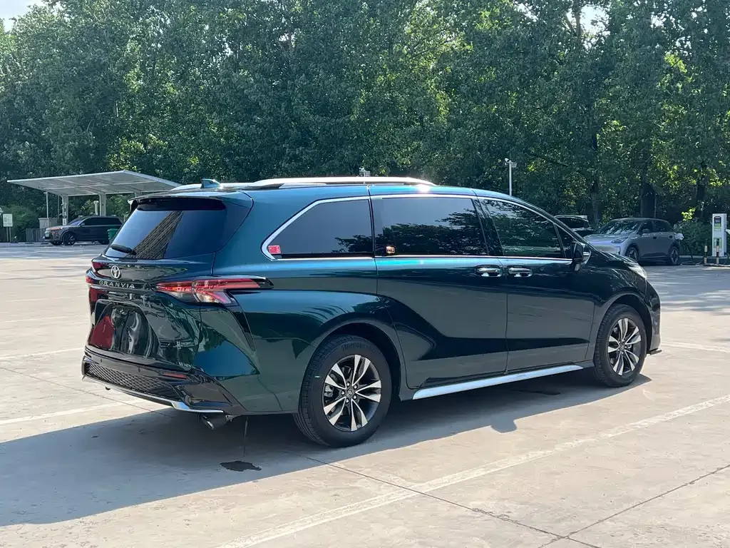 Toyota Granvia — фото 8