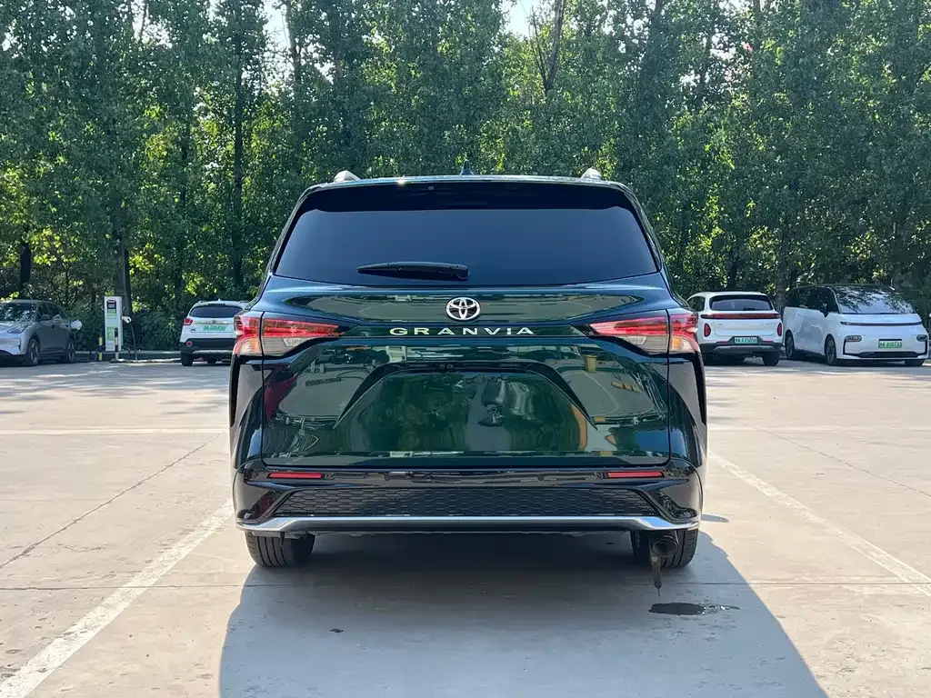 Toyota Granvia — фото 10