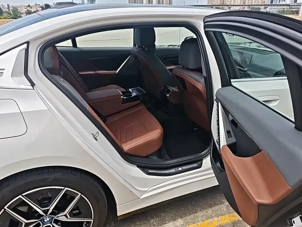 BMW i5 — фото 2