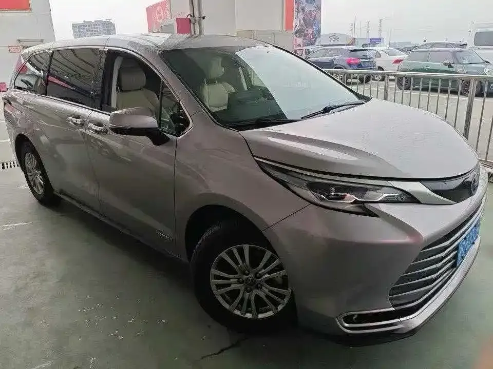 Toyota Sienna — фото 1