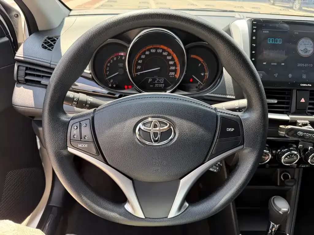 Toyota Yaris L — фото 8
