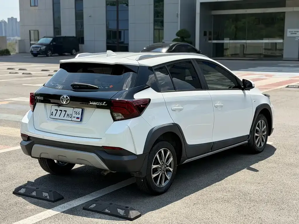 Toyota Yaris L — фото 2
