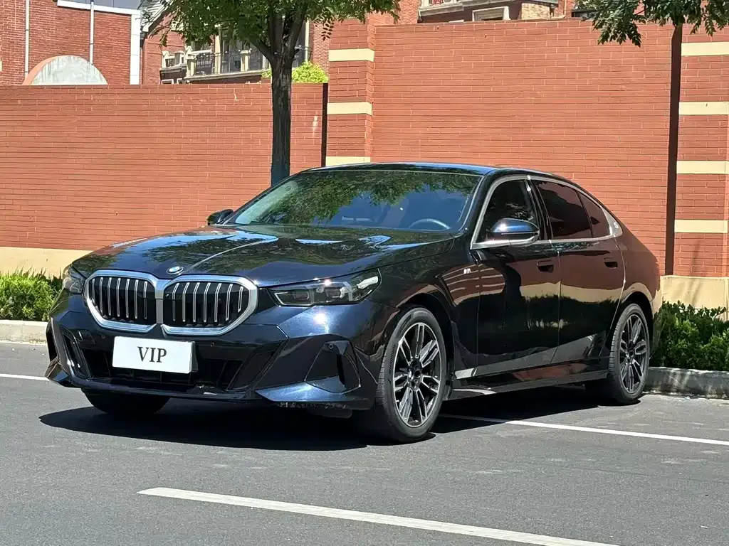 BMW 5 Series — фото 1
