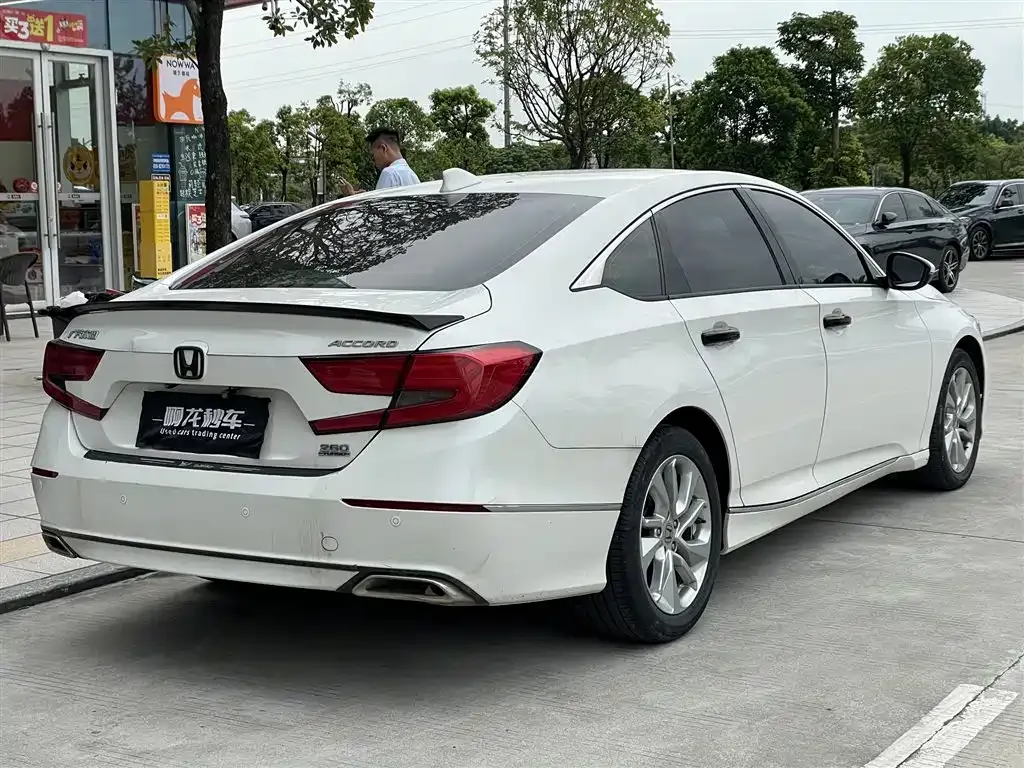 Honda Accord — фото 8