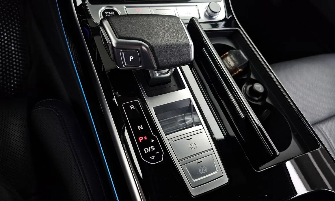 Audi A8 — фото 7