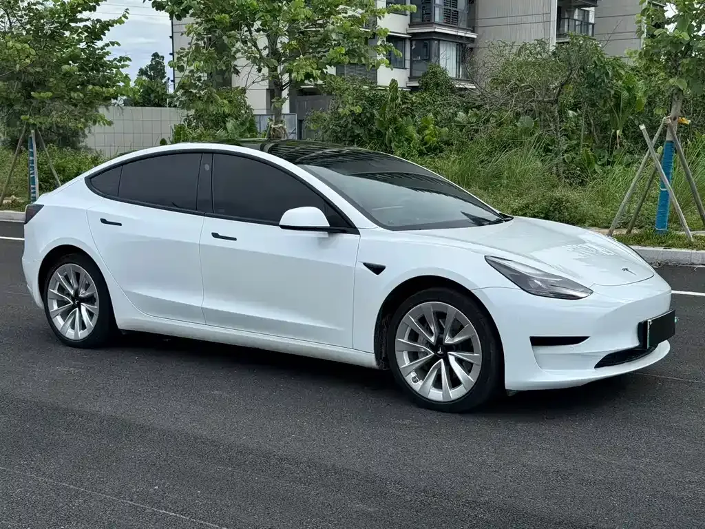 Tesla Model 3 — фото 8