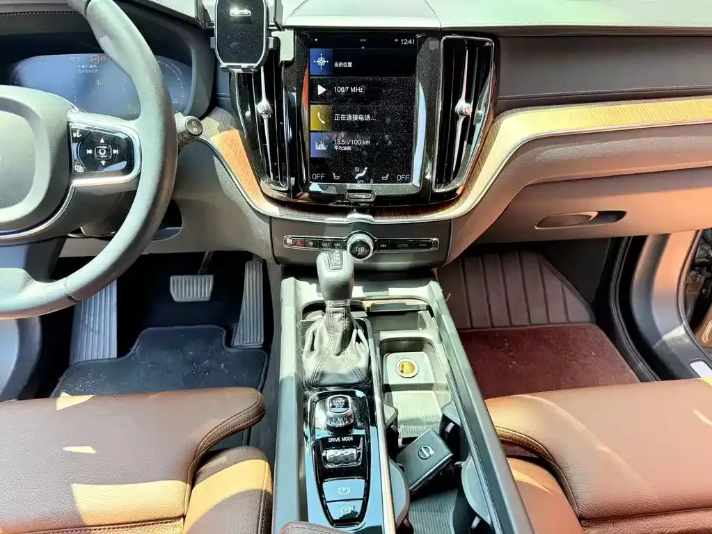 Volvo XC60 — фото 2