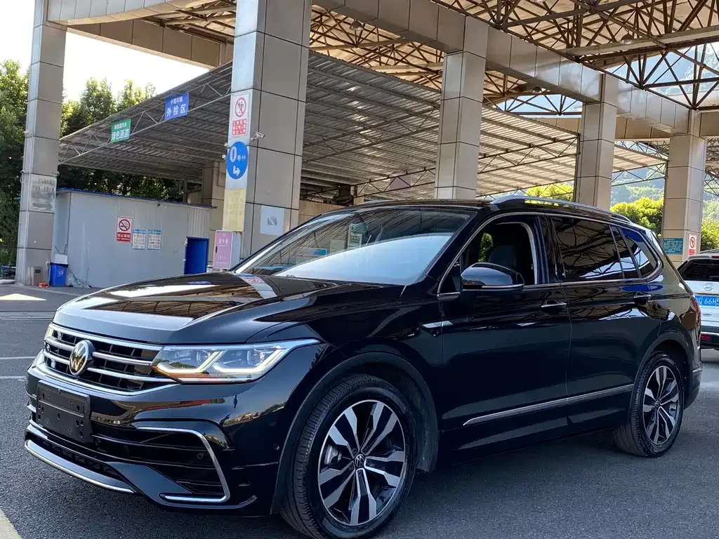 Volkswagen Tiguan L — фото 1