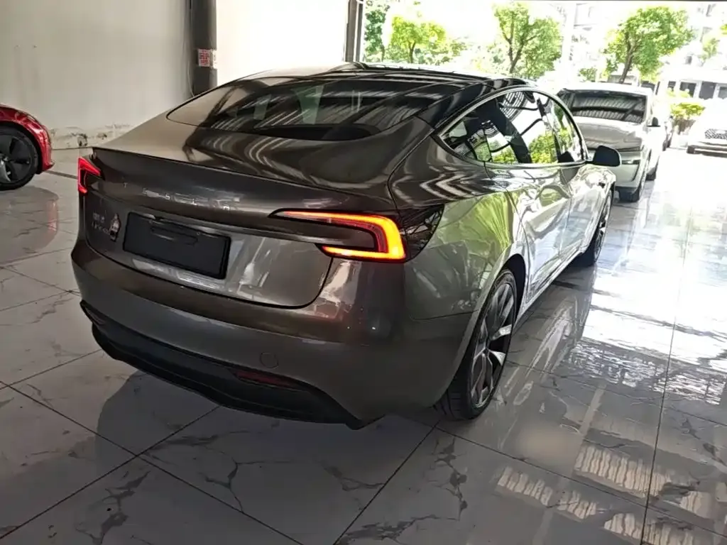 Tesla Model 3 — фото 10