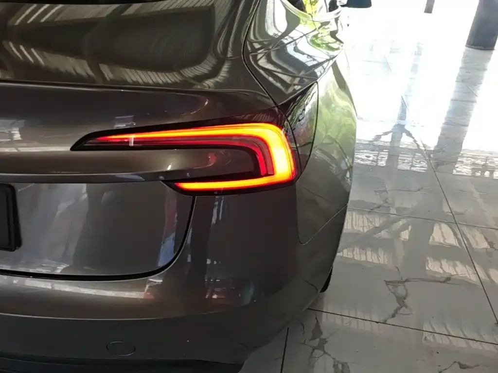 Tesla Model 3 — фото 3