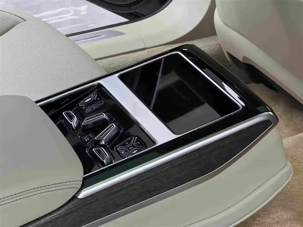 Audi A8 — фото 4