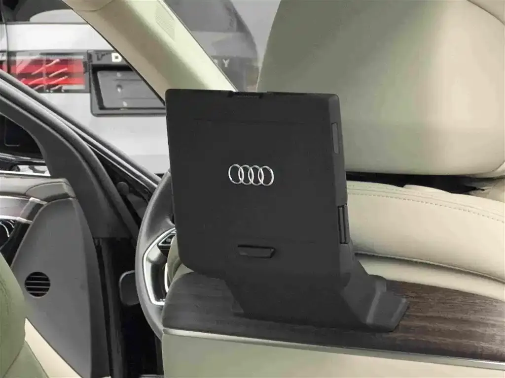 Audi A8 — фото 3