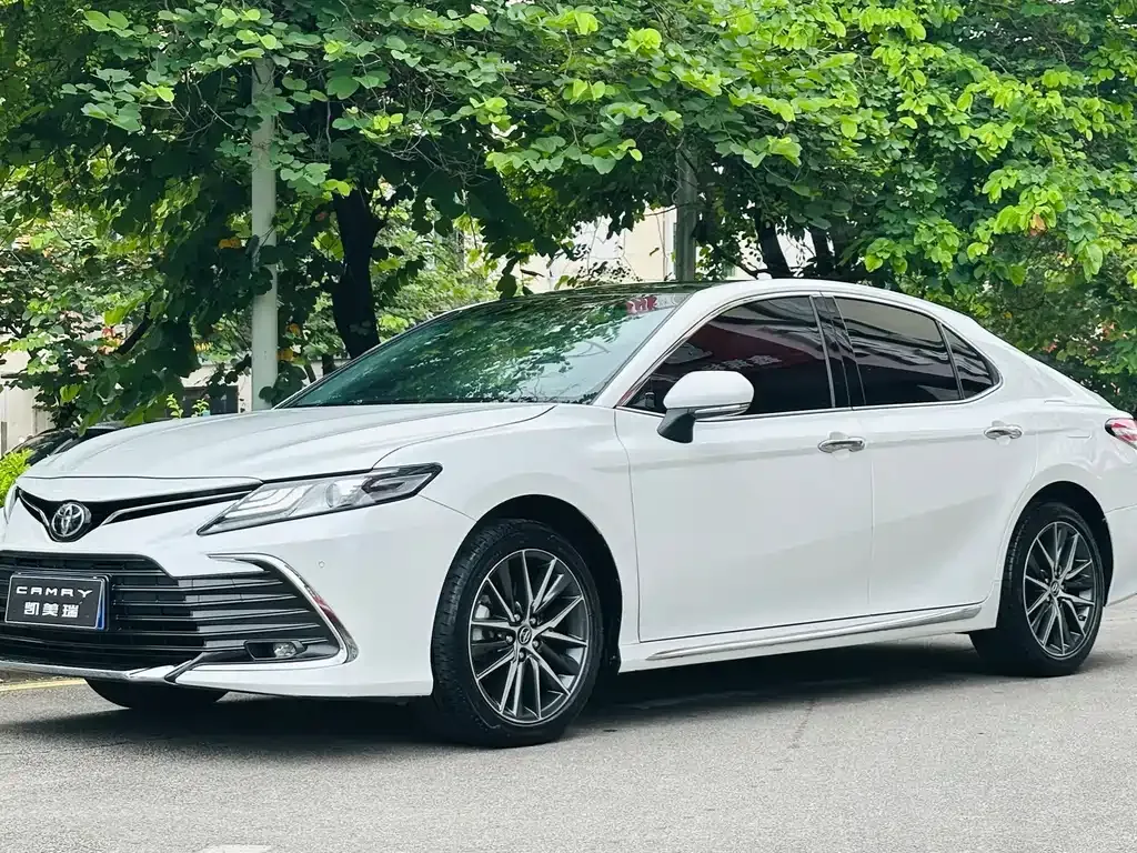 Toyota Camry — фото 1