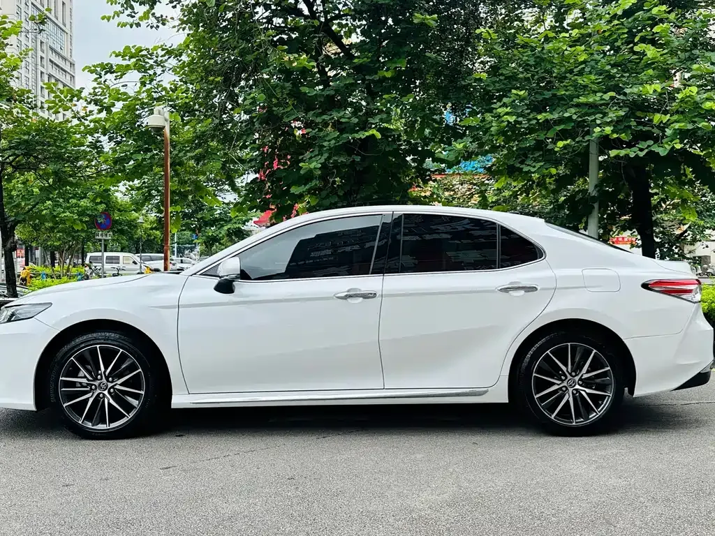 Toyota Camry — фото 10
