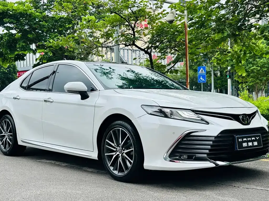 Toyota Camry — фото 9