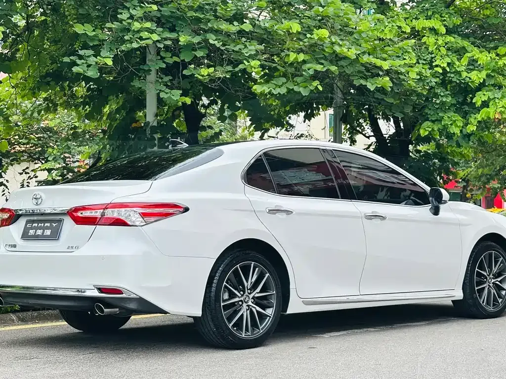 Toyota Camry — фото 3