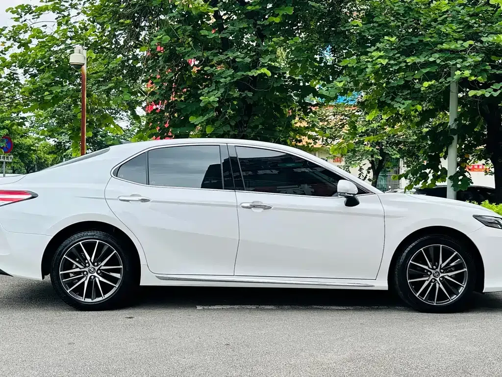 Toyota Camry — фото 8