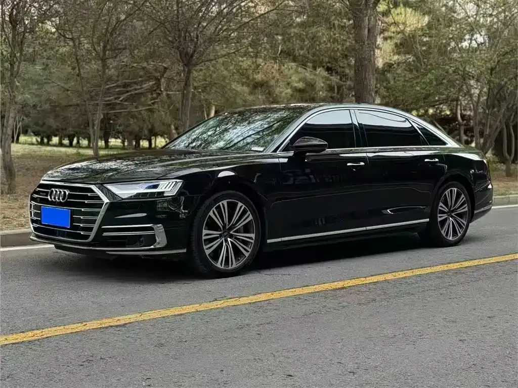 Audi A8 — фото 1