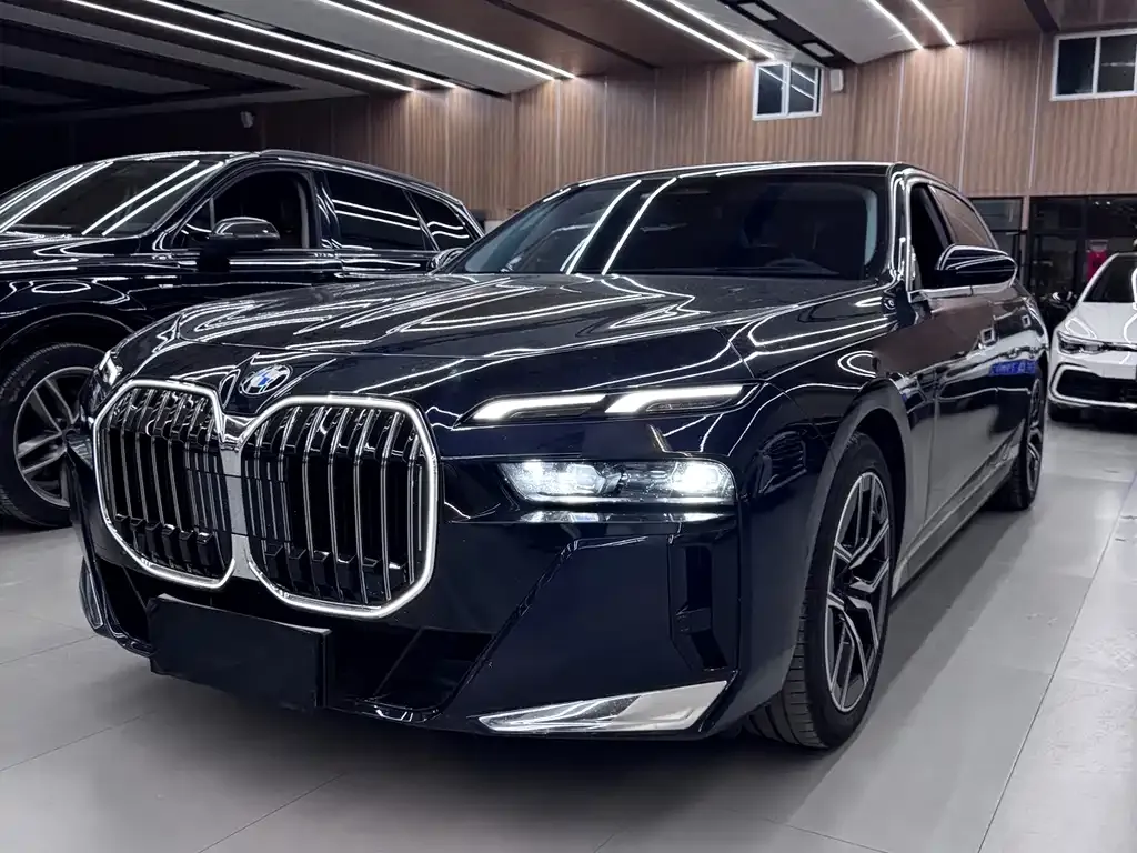 BMW 7 Series — фото 1