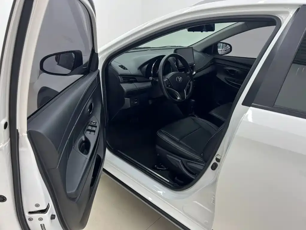 Toyota Yaris L — фото 8