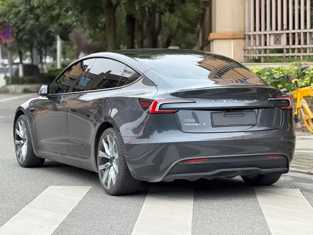 Tesla Model 3 — фото 8