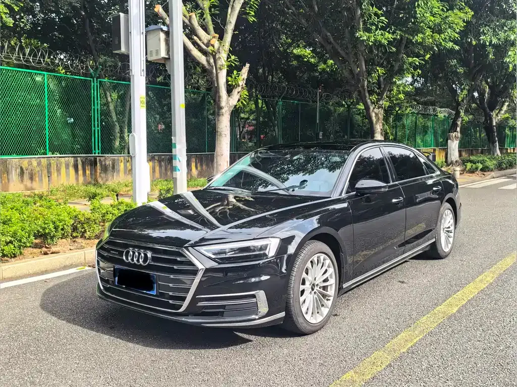 Audi A8 — фото 1