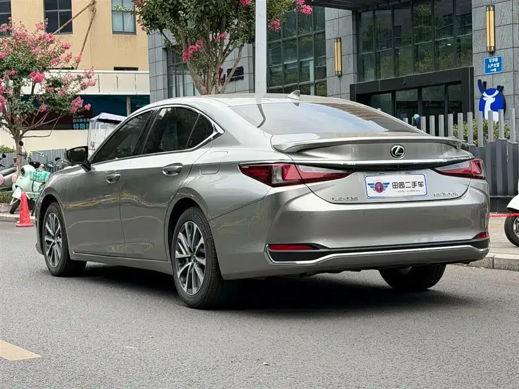 Lexus ES — фото 8