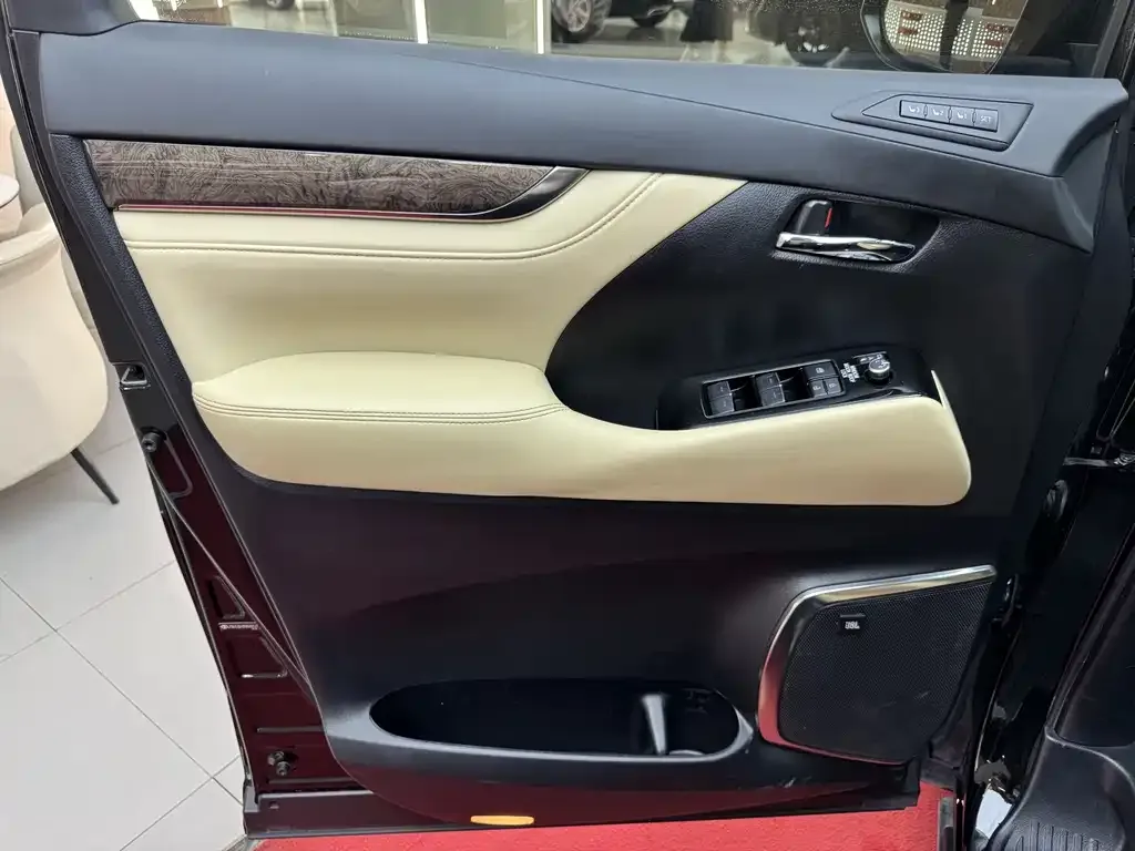 Toyota Vellfire — фото 3