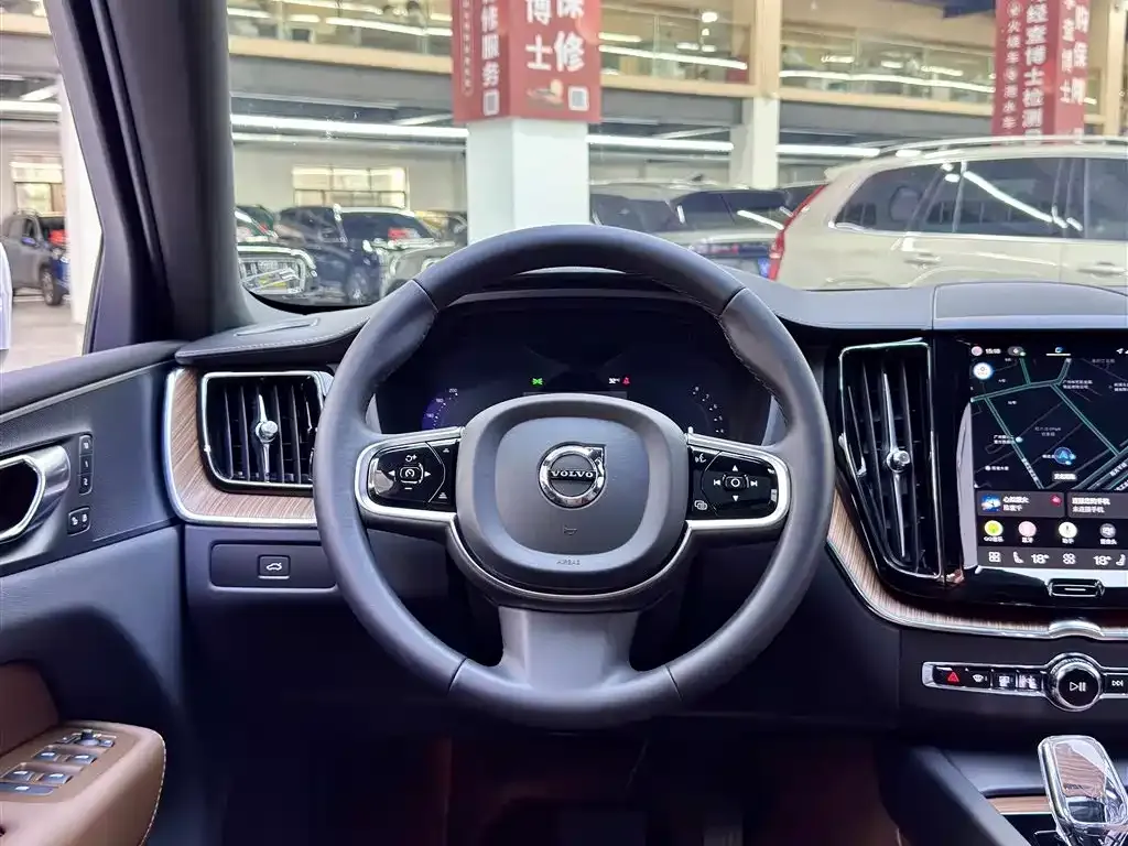 Volvo XC60 — фото 10