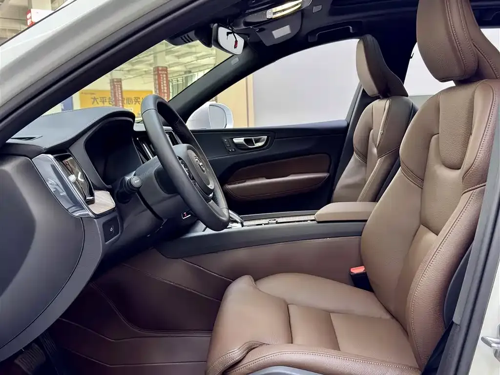 Volvo XC60 — фото 2