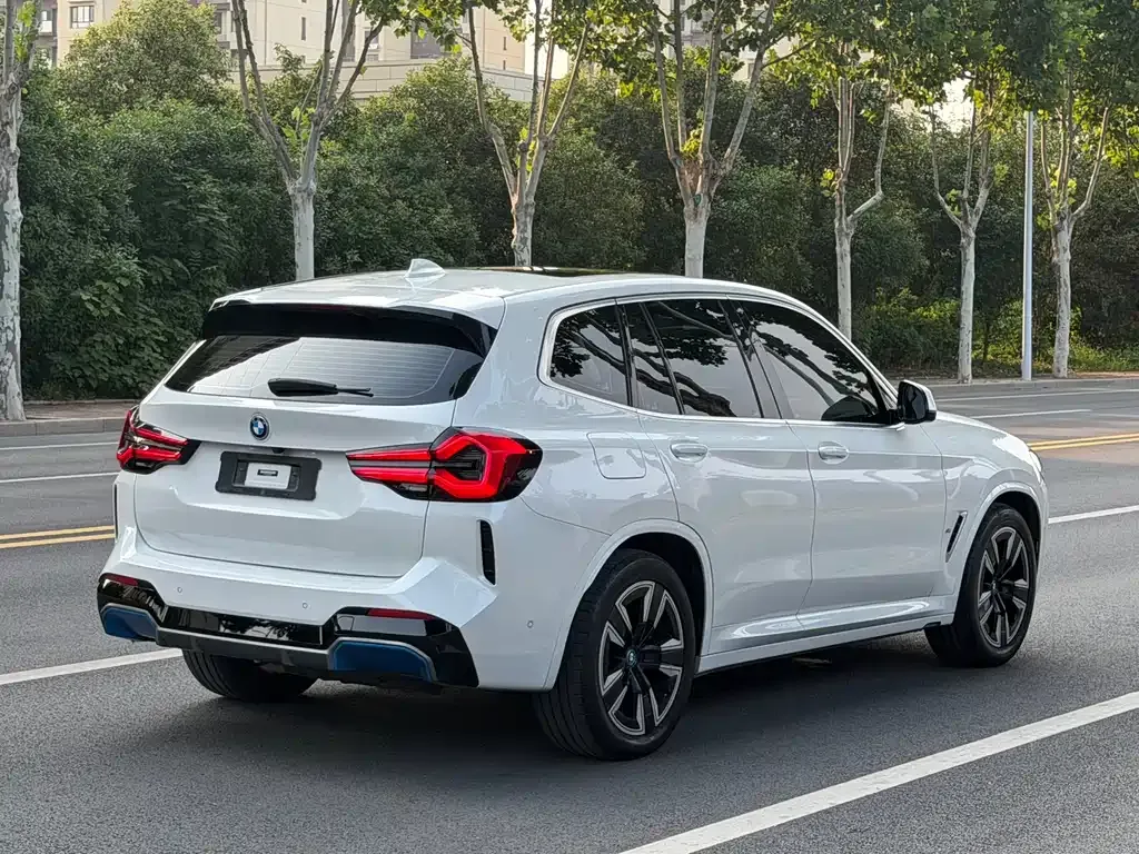 BMW iX3 — фото 9