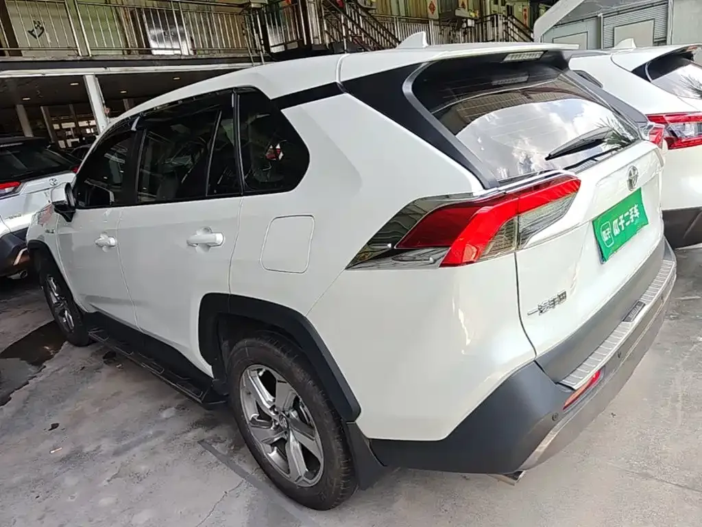 Toyota RAV4 — фото 5