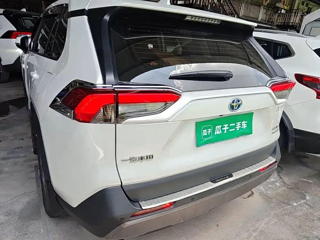 Toyota RAV4 — фото 6