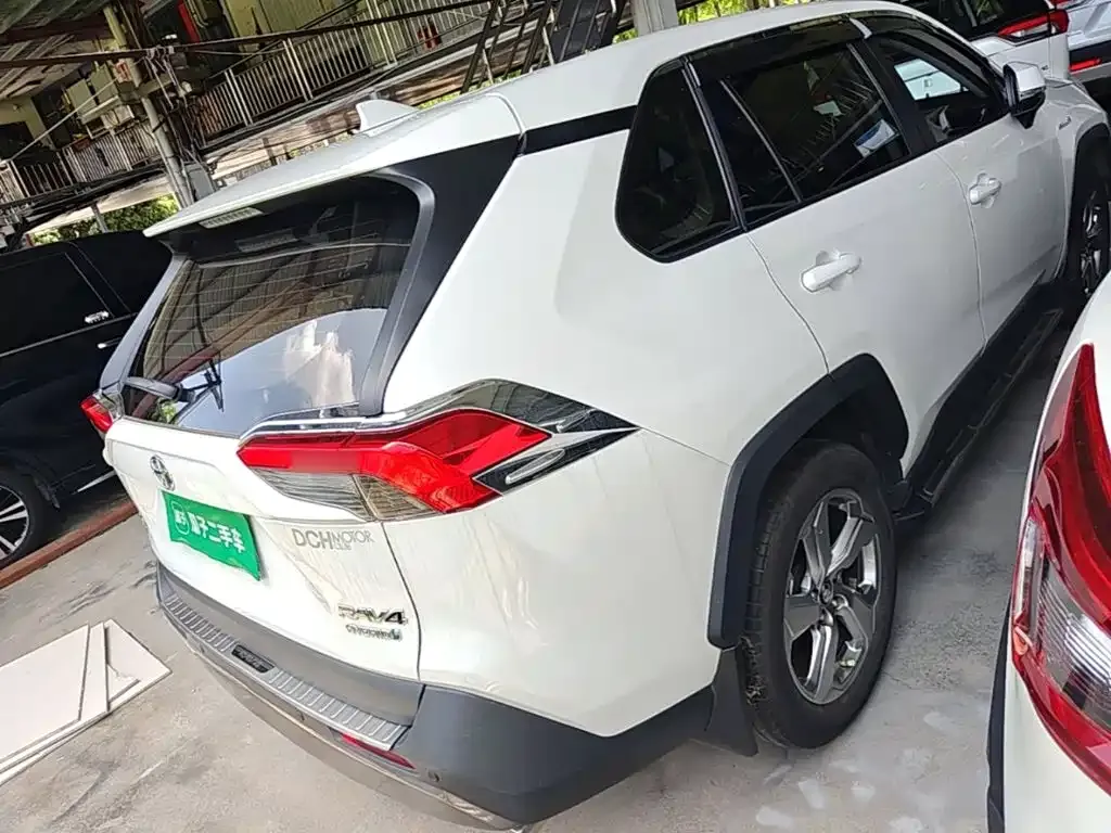 Toyota RAV4 — фото 8