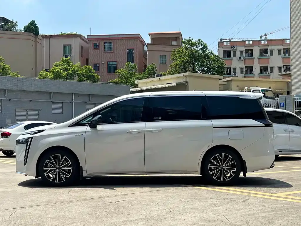 GAC Motor 传祺E8 PHEV — фото 4