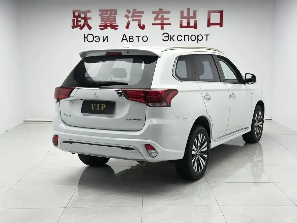 Mitsubishi Outlander — фото 9
