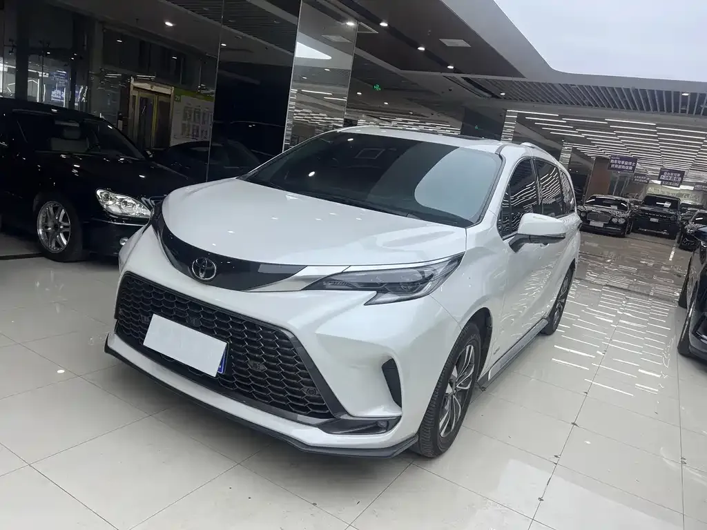 Toyota Granvia — фото 1