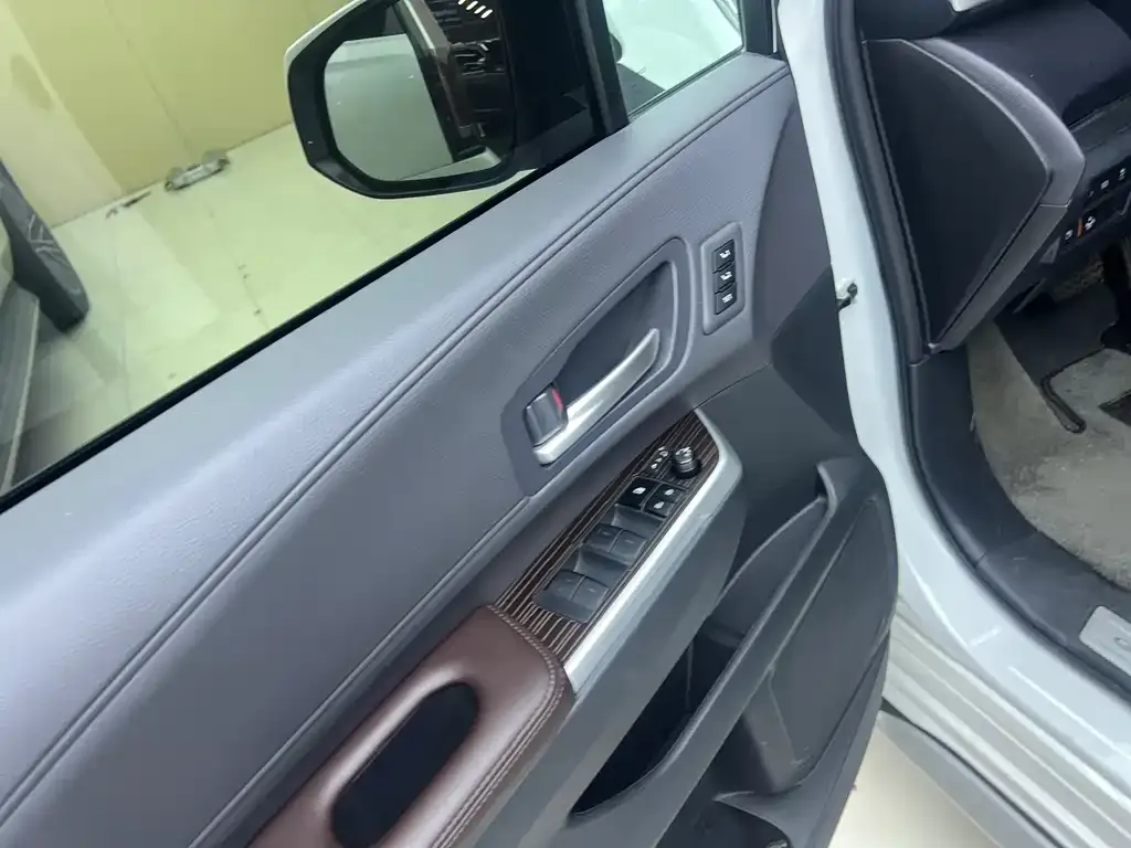 Toyota Granvia — фото 3