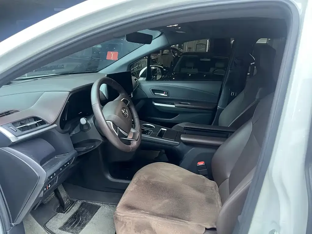 Toyota Granvia — фото 10