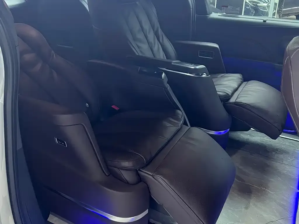 Toyota Granvia — фото 2