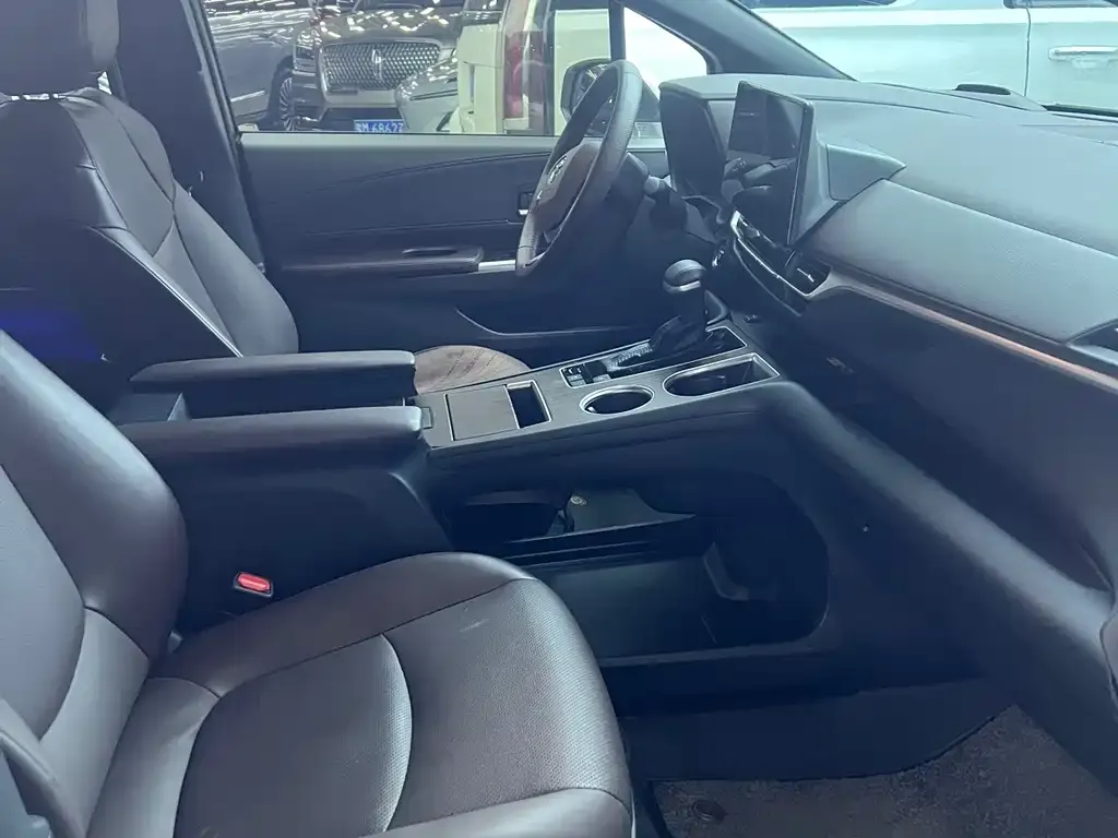 Toyota Granvia — фото 4