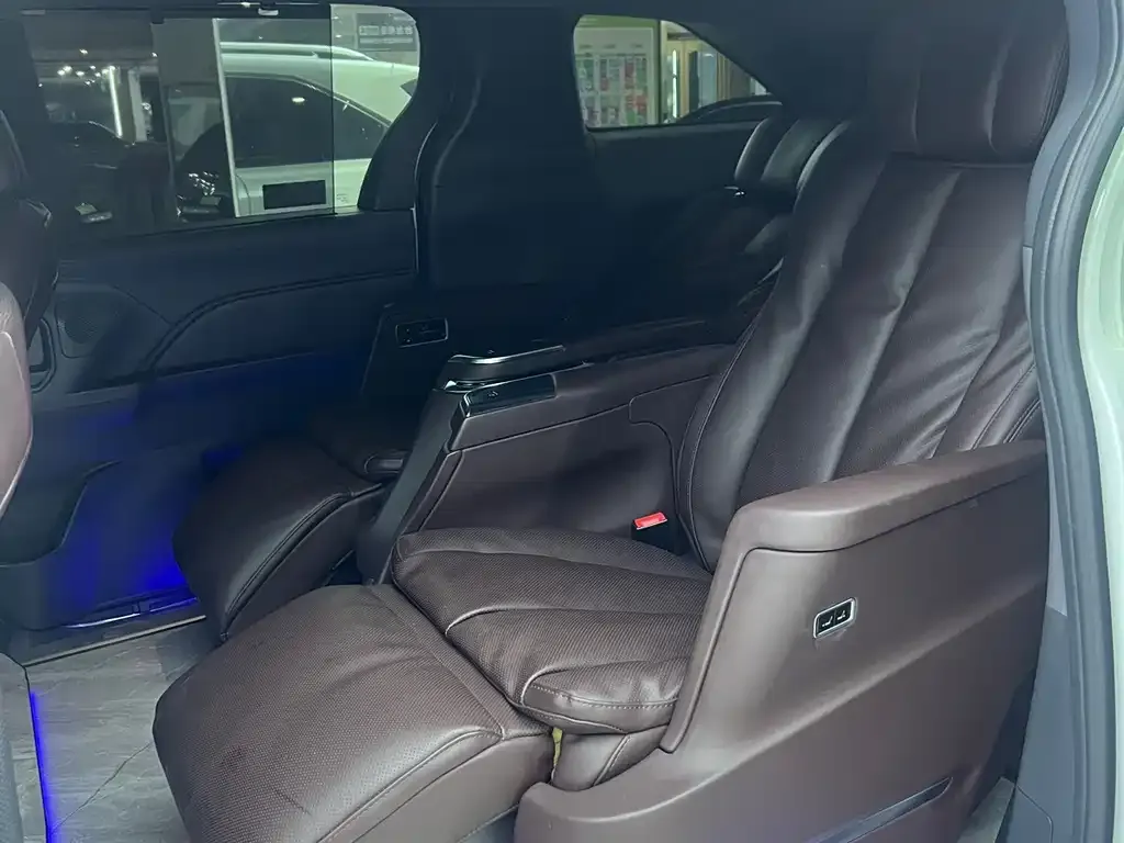 Toyota Granvia — фото 6