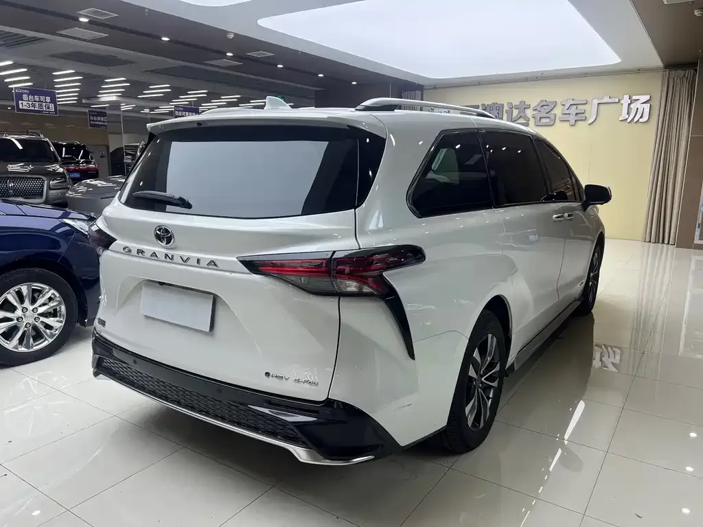 Toyota Granvia — фото 9