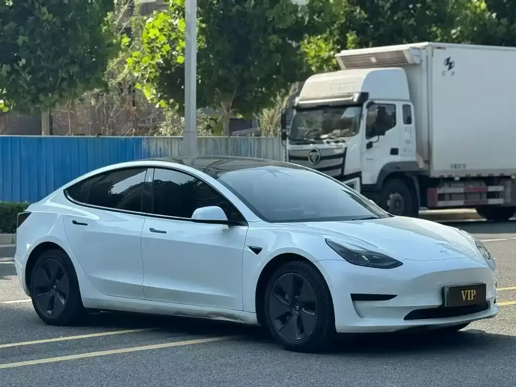 Tesla Model 3 — фото 7
