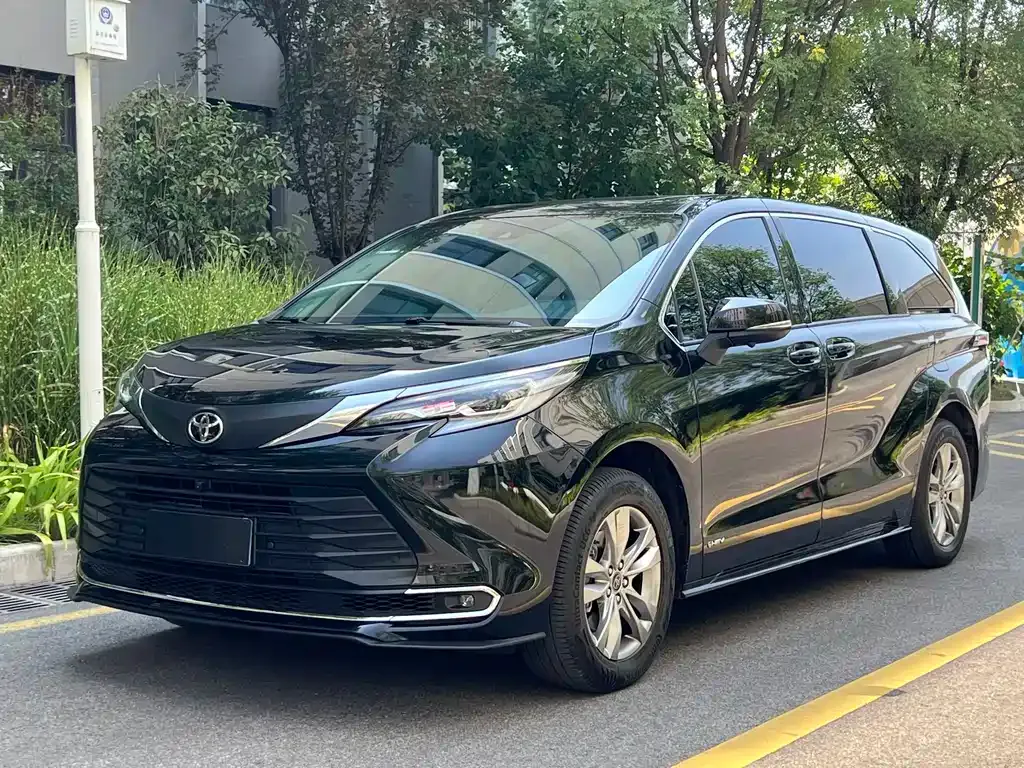 Toyota Sienna — фото 1