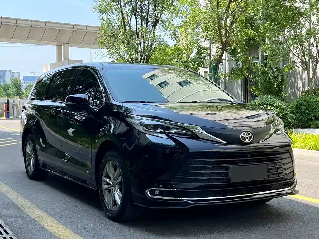 Toyota Sienna — фото 3