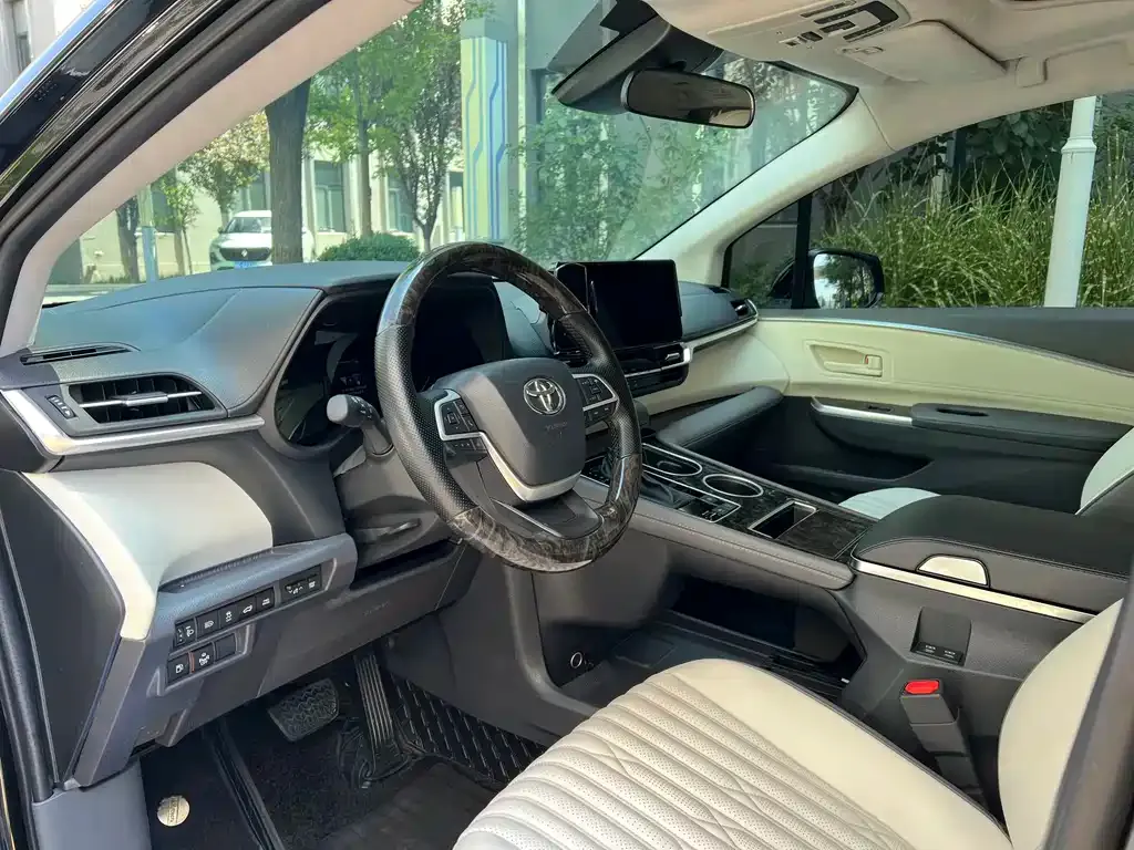 Toyota Sienna — фото 9