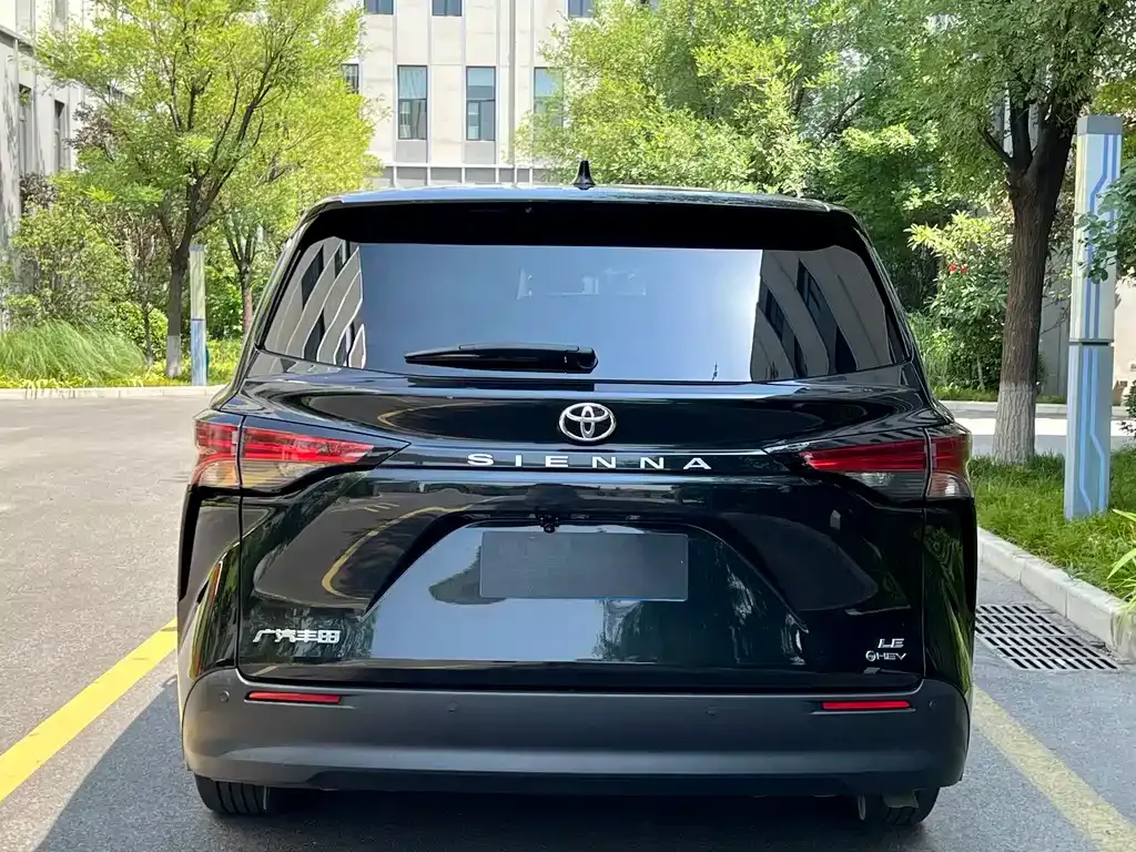 Toyota Sienna — фото 2